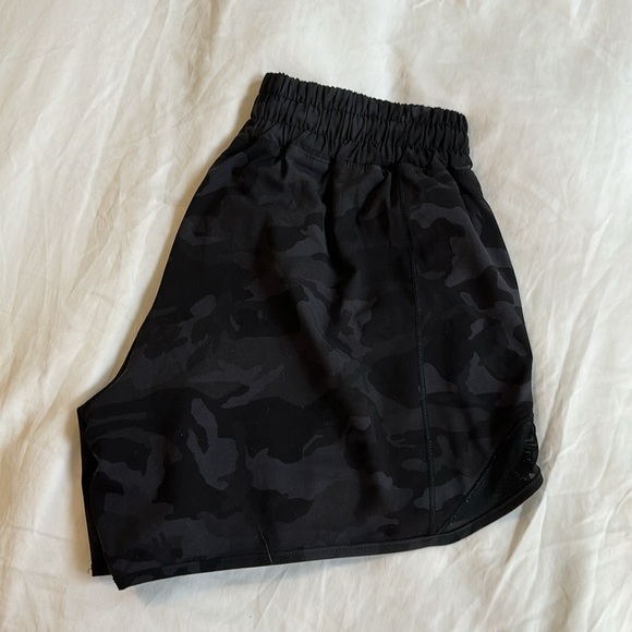 Lululemon- Hotty Hot Low-Rise Short 4” 🍋 - Picture 3 of 3